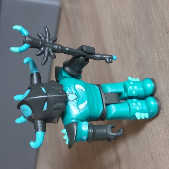 ROBLOX Korblox Mage 2.75 -Inch Mini Figure - Picture 5 of 6